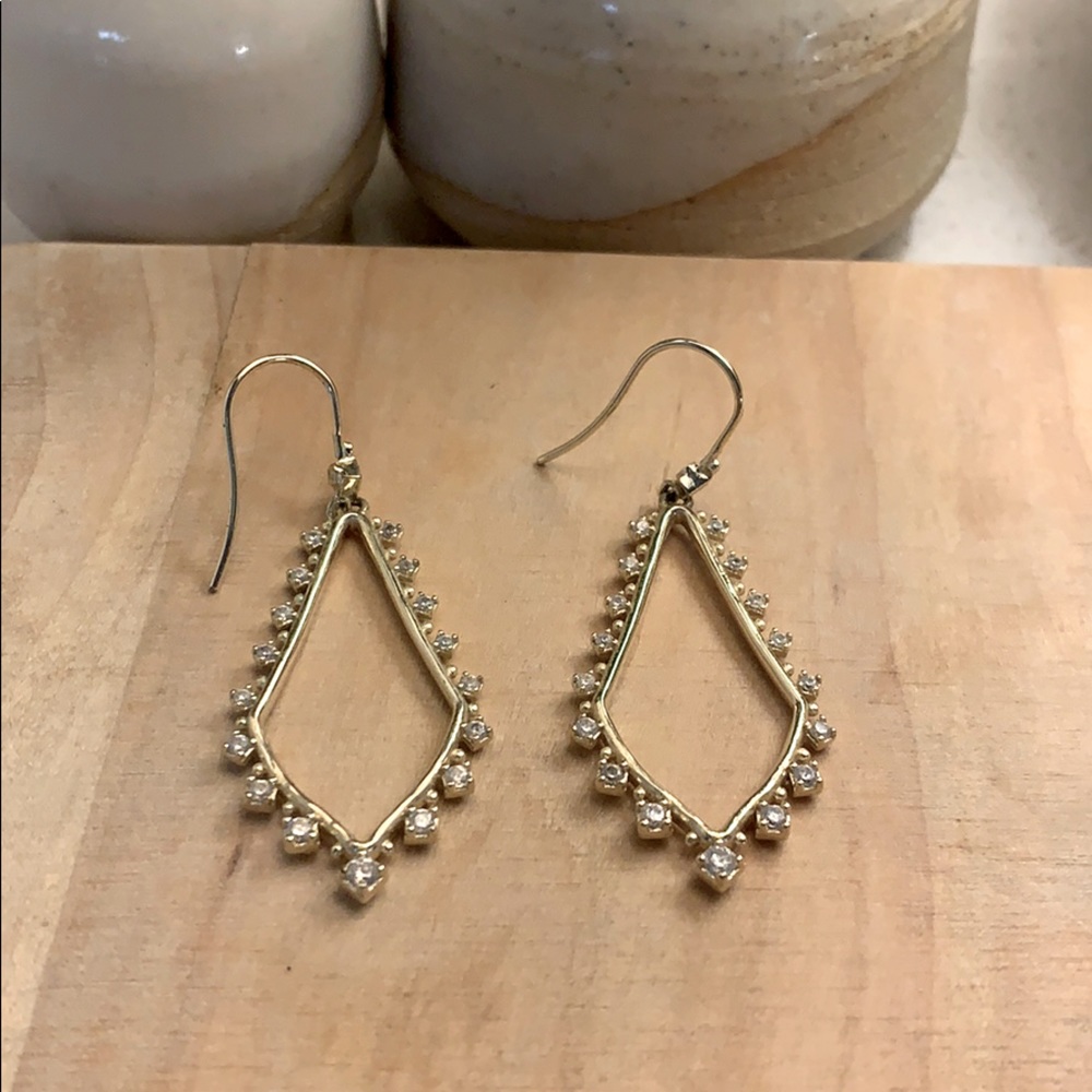 KENDRA SCOTT BEA DROP EARRINGS GOLD